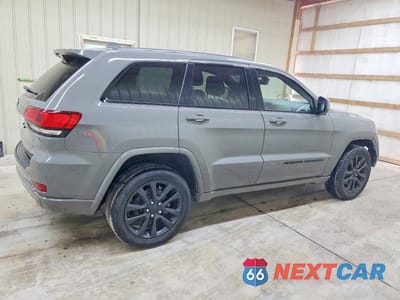 Trzecie zdjęcie samochodu z tyłu: 2022 JEEP GRAND CHEROKEE LAREDO E VIN:1C4RJFAG2NC146683 - miniatura