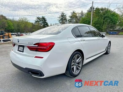 Trzecie zdjęcie samochodu z tyłu: 2019 BMW 750 XI VIN:WBA7F2C52KB240316 - miniatura