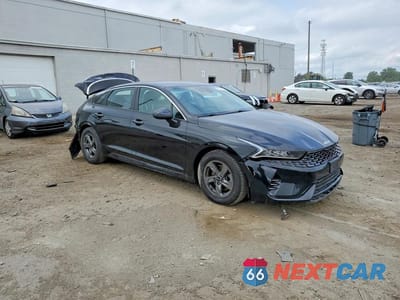 Czwarte zdjęcie samochodu z boku: 2023 KIA K5 LXS VIN:5XXG14J27PG170951 - miniatura