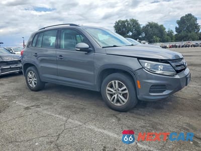 Czwarte zdjęcie samochodu z boku: 2015 VOLKSWAGEN TIGUAN S VIN:WVGAV7AX2FW558573 - miniatura