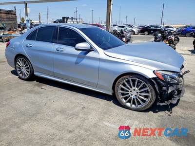 Czwarte zdjęcie samochodu z boku: 2015 MERCEDES-BENZ C 400 4MATIC VIN:55SWF6GBXFU025628 - miniatura