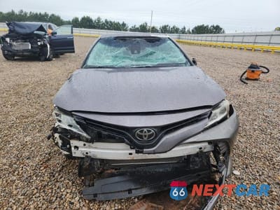 Piąte zdjęcie samochodu w środku: 2018 TOYOTA CAMRY LE VIN:4T1B11HK9JU635032 - miniatura