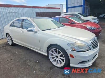 Czwarte zdjęcie samochodu z boku: 2012 MERCEDES-BENZ S 550 VIN:WDDNG7DB4CA421746 - miniatura