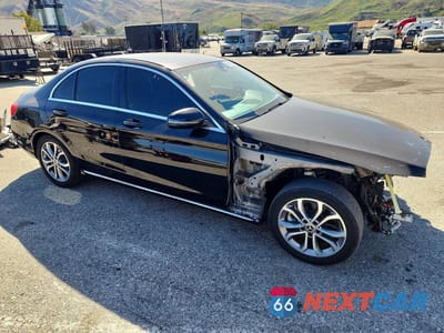 Czwarte zdjęcie samochodu z boku: 2017 MERCEDES-BENZ C 300 VIN:55SWF4JB6HU225034 - miniatura