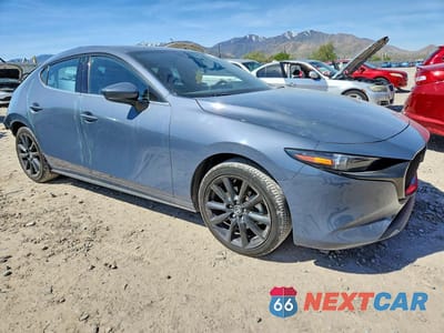 Czwarte zdjęcie samochodu z boku: 2022 MAZDA 3 PREMIUM VIN:JM1BPBML6N1504008 - miniatura