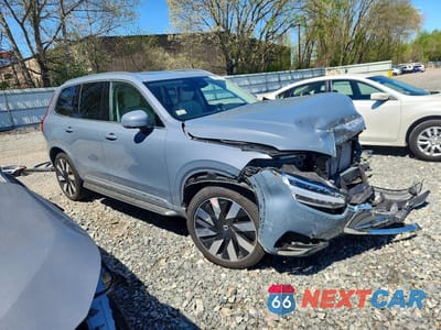 Czwarte zdjęcie samochodu z boku: 2023 VOLVO XC90 ULTIMATE VIN:YV4H60CA8P1930042 - miniatura