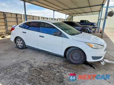 Czwarte zdjęcie samochodu z boku: 2016 FORD FOCUS S VIN:1FADP3E24GL369127 - miniatura
