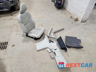 Zdjęcie 13 z 14 samochodu: 2016 VOLVO XC90 T6 VIN:YV4A22PL4G1059449 - miniatura