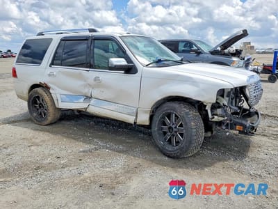 Czwarte zdjęcie samochodu z boku: 2013 LINCOLN NAVIGATOR VIN:5LMJJ2J55DEL03591 - miniatura