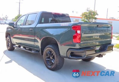 Czwarte zdjęcie samochodu z boku: 2026 CHEVROLET SILVERADO K1500 TRAIL BOSS CUSTOM VIN:3GCPKCEK8TG182972 - miniatura