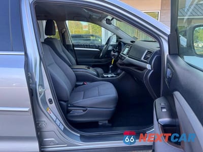 Piąte zdjęcie samochodu w środku: 2018 TOYOTA HIGHLANDER LE VIN:5TDBZRFH9JS843564 - miniatura