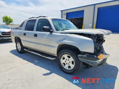 Czwarte zdjęcie samochodu z boku: 2004 CHEVROLET AVALANCHE C1500 VIN:3GNEC12T44G257777 - miniatura