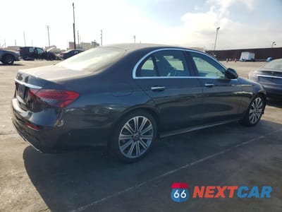 Trzecie zdjęcie samochodu z tyłu: 2022 MERCEDES-BENZ E CLASS VIN:W1KZF8DBXNB025408 - miniatura