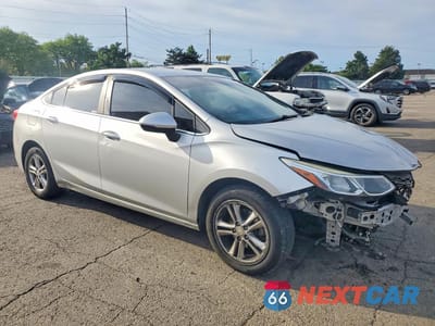 Czwarte zdjęcie samochodu z boku: 2017 CHEVROLET CRUZE LT VIN:1G1BE5SM0H7172905 - miniatura