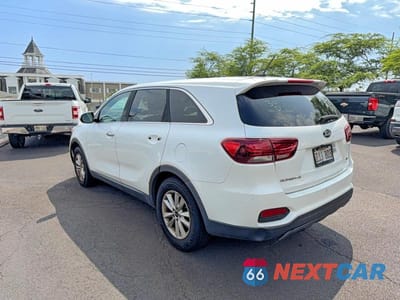Trzecie zdjęcie samochodu z tyłu: 2020 KIA SORENTO LX VIN:5XYPG4A33LG638204 - miniatura