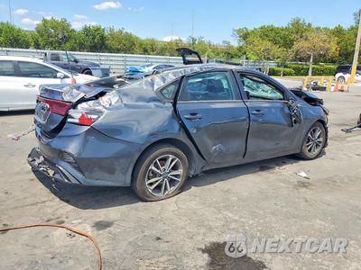 Trzecie zdjęcie samochodu z tyłu: 2022 KIA FORTE LXS VIN:3KPF24AD5NE418226 - miniatura