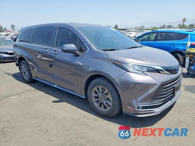 Czwarte zdjęcie samochodu z boku: 2023 TOYOTA SIENNA XLE VIN:5TDYSKFC4PS079397 - miniatura
