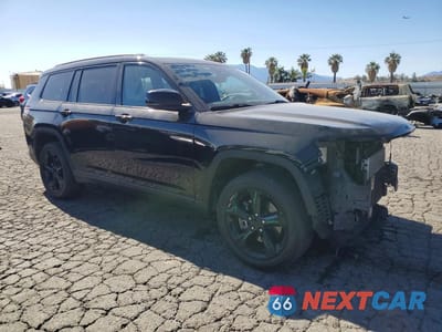 Czwarte zdjęcie samochodu z boku: 2023 JEEP GRAND CHEROKEE L LAREDO VIN:1C4RJJAG2P8101316 - miniatura