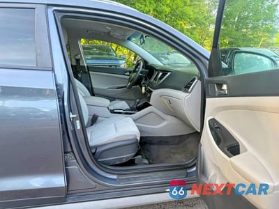 Piąte zdjęcie samochodu w środku: 2018 HYUNDAI TUCSON SEL VIN:KM8J3CA40JU601333 - miniatura