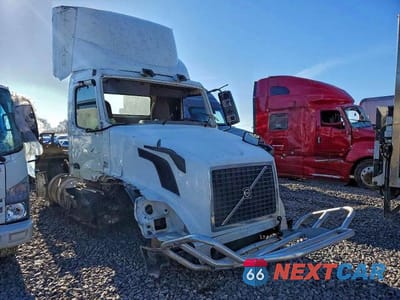 2017 VOLVO VNL 4V4N19DG1HN981652 - główne zdjęcie licytacji z USA - miniatura