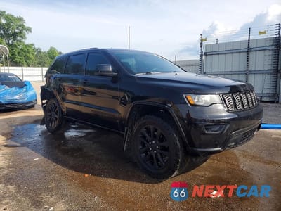 Czwarte zdjęcie samochodu z boku: 2019 JEEP GRAND CHEROKEE LAREDO VIN:1C4RJEAG6KC716027 - miniatura