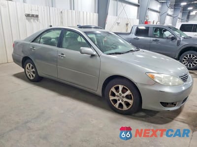 Czwarte zdjęcie samochodu z boku: 2005 TOYOTA CAMRY XLE VIN:4T1BE30K35U538023 - miniatura