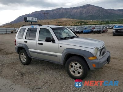 Czwarte zdjęcie samochodu z boku: 2005 JEEP LIBERTY SPORT VIN:1J4GL48K05W717516 - miniatura