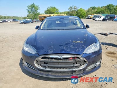 Piąte zdjęcie samochodu w środku: 2014 TESLA MODEL S VIN:5YJSA1H12EFP41588 - miniatura