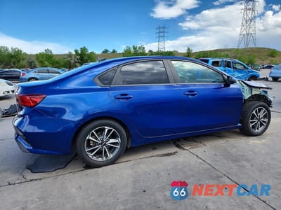 Trzecie zdjęcie samochodu z tyłu: 2022 KIA FORTE LXS VIN:3KPF24AD4NE432537 - miniatura