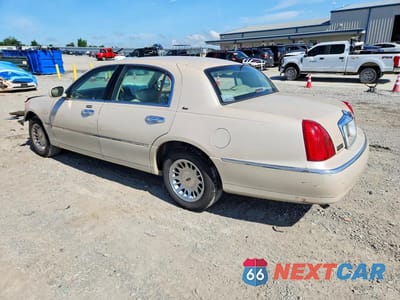Drugie zdjęcie samochodu z przodu: 2000 LINCOLN TOWN CAR VIN:1LNHM83W0YY938434 - miniatura