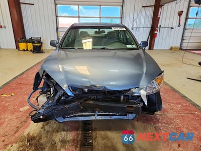Piąte zdjęcie samochodu w środku: 2004 TOYOTA CAMRY LE VIN:4T1BE32K44U913882 - miniatura
