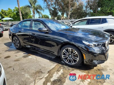 Czwarte zdjęcie samochodu z boku: 2026 B M W 5 SERIES 4D SEDAN 530I XDRIVE MSPORT VIN:WBA53FJ05TCW46035 - miniatura