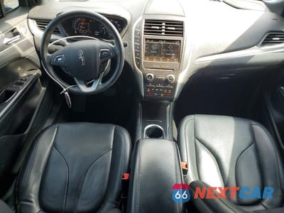 Zdjęcie 8 z 13 samochodu: 2019 LINCOLN MKC VIN:5LMCJ1C99KUL46966 - miniatura