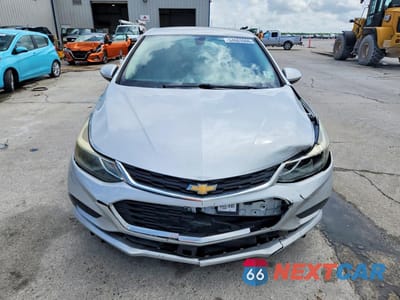 Piąte zdjęcie samochodu w środku: 2017 CHEVROLET CRUZE LT VIN:1G1BE5SM1H7164330 - miniatura