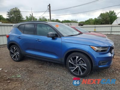 Czwarte zdjęcie samochodu z boku: 2021 VOLVO XC40 T5 R-DESIGN VIN:YV4162UM7M2465605 - miniatura