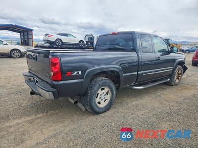 Trzecie zdjęcie samochodu z tyłu: 2005 CHEVROLET SILVERADO K1500 VIN:1GCEK19B15E296425 - miniatura