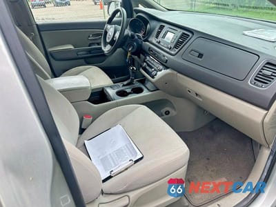 Piąte zdjęcie samochodu w środku: 2016 KIA SEDONA L VIN:KNDMA5C15G6104796 - miniatura