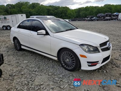 Czwarte zdjęcie samochodu z boku: 2013 MERCEDES-BENZ C 300 4MATIC VIN:WDDGF8AB3DG128621 - miniatura