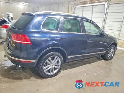 Trzecie zdjęcie samochodu z tyłu: 2015 VOLKSWAGEN TOUAREG V6 VIN:WVGEF9BP4FD002222 - miniatura