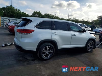 Trzecie zdjęcie samochodu z tyłu: 2019 TOYOTA HIGHLANDER LE VIN:5TDZARFH5KS060135 - miniatura