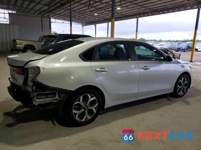 Trzecie zdjęcie samochodu z tyłu: 2021 KIA FORTE LXS VIN:3KPF24AD6ME269632 - miniatura