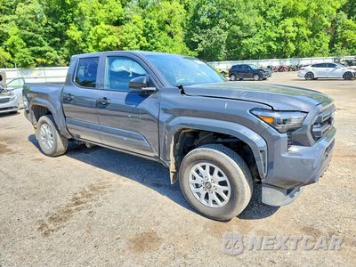 Czwarte zdjęcie samochodu z boku: 2024 TOYOTA TACOMA SR VIN:3TYLD5KN2RT007862 - miniatura