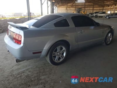 Trzecie zdjęcie samochodu z tyłu: 2006 FORD MUSTANG VIN:1ZVFT80N265236797 - miniatura
