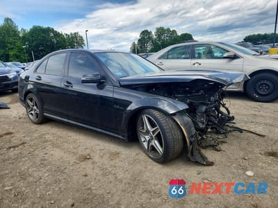 Czwarte zdjęcie samochodu z boku: 2010 MERCEDES-BENZ C 63 AMG VIN:WDDGF7HB6AF429434 - miniatura