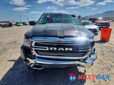 Piąte zdjęcie samochodu w środku: 2022 RAM 1500 LARAMIE VIN:1C6SRFJT9NN282120 - miniatura