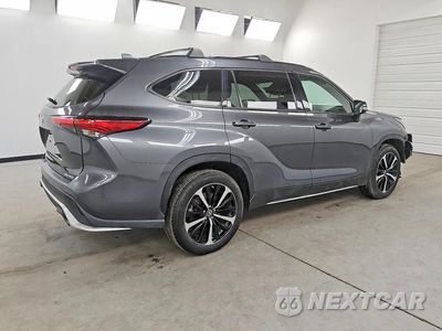 Trzecie zdjęcie samochodu z tyłu: 2022 TOYOTA HIGHLANDER XSE VIN:5TDJZRBH9NS246132 - miniatura