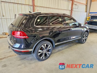 Trzecie zdjęcie samochodu z tyłu: 2017 VOLKSWAGEN TOUAREG WOLFSBURG VIN:WVGRF7BPXHD006039 - miniatura