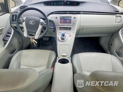 Zdjęcie 8 z 12 samochodu: 2013 TOYOTA PRIUS FOUR VIN:JTDKN3DU3D1716660 - miniatura