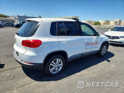 Trzecie zdjęcie samochodu z tyłu: 2016 VOLKSWAGEN TIGUAN S VIN:WVGAV7AX2GW524912 - miniatura