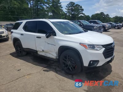 Czwarte zdjęcie samochodu z boku: 2020 CHEVROLET TRAVERSE PREMIER VIN:1GNERKKW0LJ301592 - miniatura